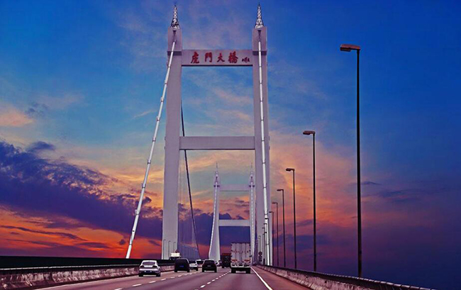 虎门大桥飞架珠江口,是中国第一座大型悬索桥,也是是东莞标志性的建筑